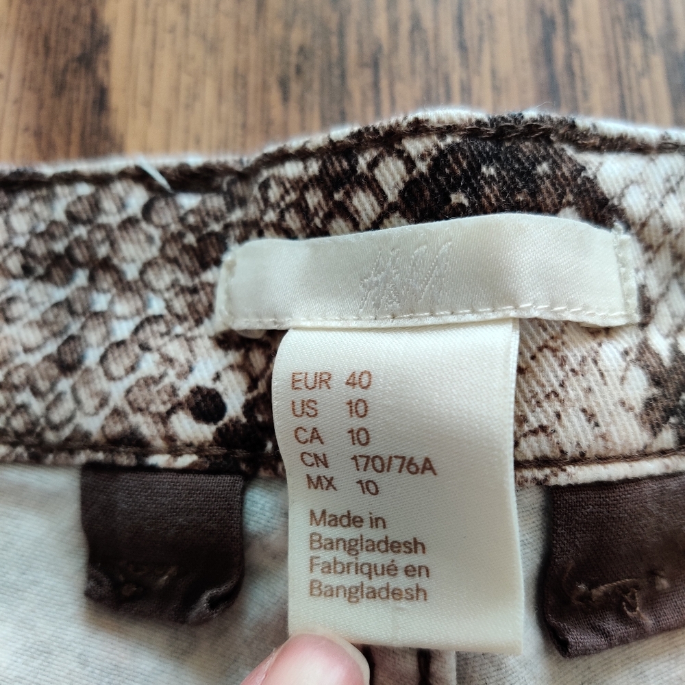 H&M Brown Cream Snake Skin Stretch High Waisted Rolled Cuff Short EUC sz 10 - Picture 4 of 12